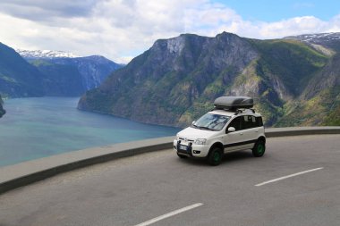 Fiat Panda 4x4 arka planda Sognefjord ile