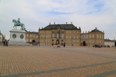 Amalienborg Sarayı ve Kopenhag Meydanı üzerinde gri bulutlar, Danimarka