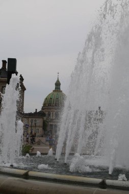 Amalienborg Sarayı ve Kopenhag Meydanı üzerinde gri bulutlar, Danimarka
