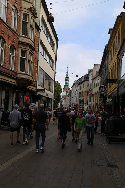 Crowds Shoppers Tourists Enjoying Sunshine Street Stork Fountain Amagertorv Shopping — Stock Photo, Image