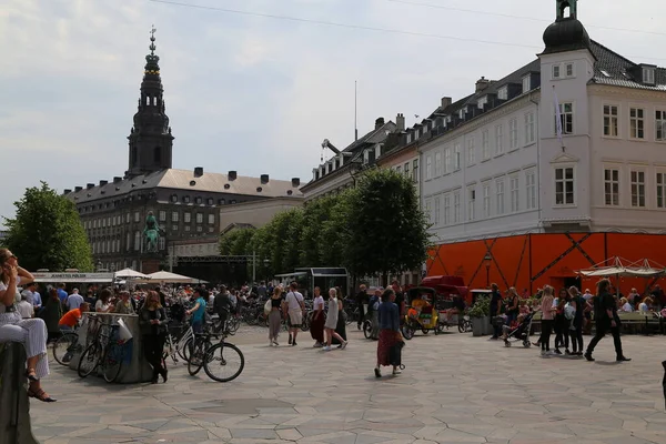 Crowds Shoppers Tourists Enjoying Sunshine Street Stork Fountain Amagertorv Shopping — Stock Photo, Image