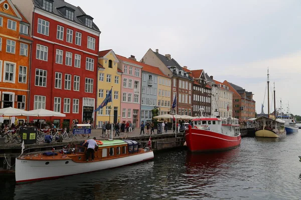 在丹麦哥本哈根五彩斑斓的Nyhavn海滨 人们参观咖啡馆和酒吧 — 图库照片