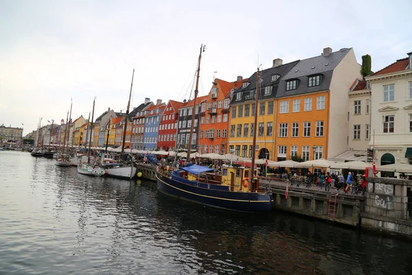 Pessoas Visitam Cafés Bares Colorida Frente Porto Nyhavn Copenhague Dinamarca — Fotografia de Stock