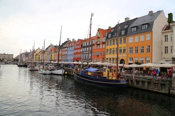 Pessoas Visitam Cafés Bares Colorida Frente Porto Nyhavn Copenhague Dinamarca — Fotografia de Stock