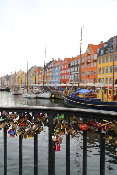 Ludzie Odwiedzają Kawiarnie Bary Kolorowym Froncie Portu Nyhavn Kopenhadze Danii — Zdjęcie stockowe