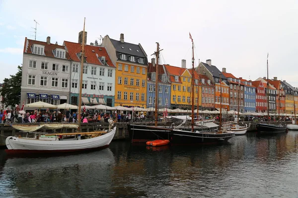 Pessoas Visitam Cafés Bares Colorida Frente Porto Nyhavn Copenhague Dinamarca — Fotografia de Stock