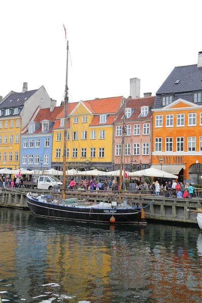 Ludzie Odwiedzają Kawiarnie Bary Kolorowym Froncie Portu Nyhavn Kopenhadze Danii — Zdjęcie stockowe