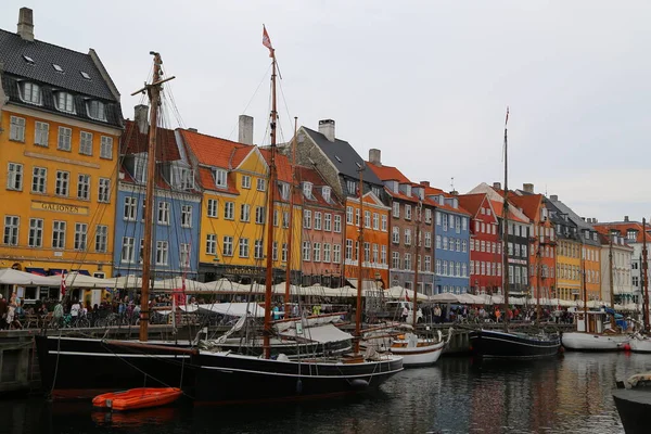 Pessoas Visitam Cafés Bares Colorida Frente Porto Nyhavn Copenhague Dinamarca — Fotografia de Stock
