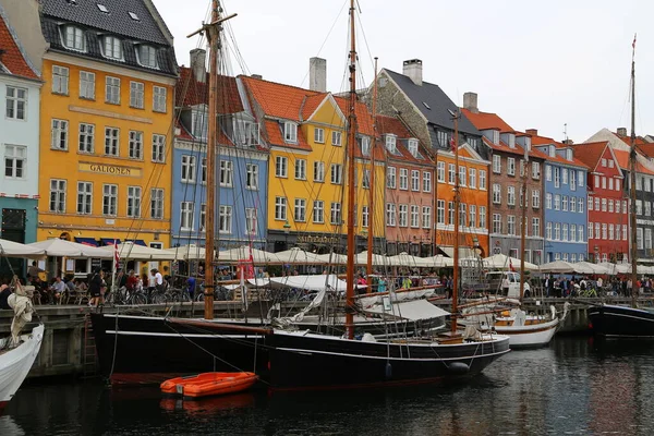 Pessoas Visitam Cafés Bares Colorida Frente Porto Nyhavn Copenhague Dinamarca — Fotografia de Stock