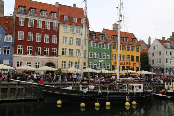 Emberek Ellátogatnak Kávézókba Bárokba Színes Nyhavni Kikötői Fronton Koppenhágában Dániában — Stock Fotó