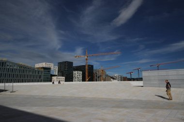 Oslo Opera Binası, Norveç 'i gezen turistler