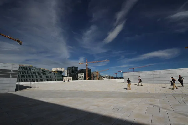 Turisti Che Esplorano Oslo Opera House Norvegia — Foto Stock