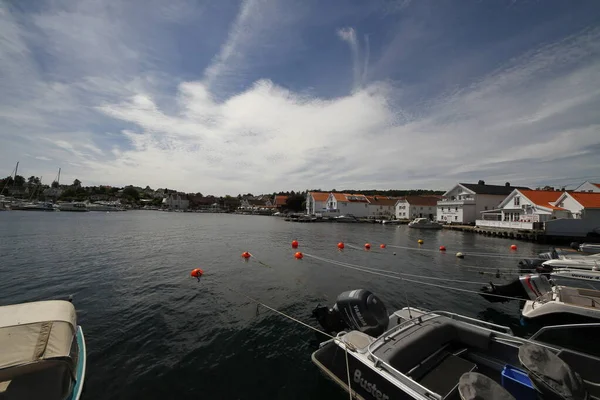 在滨海克里斯蒂安桑 Lillesand 挪威一平静的夏天天 — 图库照片