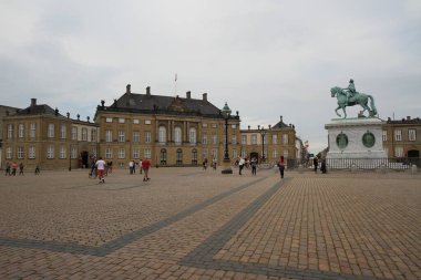  Amalienborg Sarayı ve Kopenhag Meydanı üzerinde gri bulutlar, Danimarka