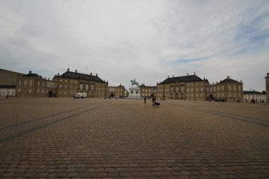  Amalienborg Sarayı ve Kopenhag Meydanı üzerinde gri bulutlar, Danimarka
