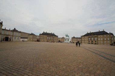  Amalienborg Sarayı ve Kopenhag Meydanı üzerinde gri bulutlar, Danimarka