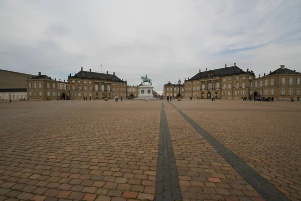 Grå Moln Över Amalienborgs Slott Och Torg Köpenhamn Danmark — Stockfoto