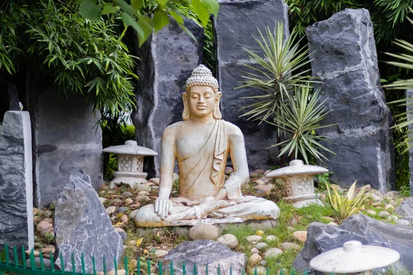 Güzel bir sabahta parkta meditasyon yapan Buda heykeli.. — Stok fotoğraf
