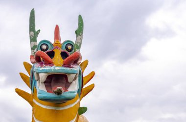 Ejderha dansı C 'deki yaratık gibi bir canavarın düşük açılı yüz görüntüsü.