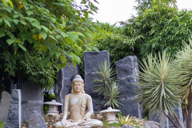 Meditasyon pozisyonunda bir Buda heykelinin düşük açılı görüntüsü..
