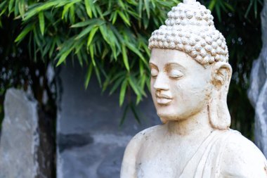 Budizm 'deki bir Buda heykeli ve kutsal emanetin yan görüntüsü.