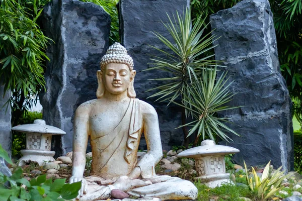 Gautama Buddha heykeli Bodhisattva konsepti için ayrıntılı bir durumda — Stok fotoğraf