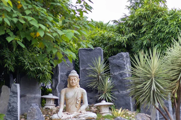 Meditasyon pozisyonunda bir Buda heykelinin düşük açılı görüntüsü..