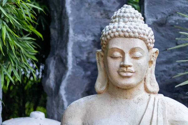 Buda heykelinin meditasyon pozu Barış konseptine yakından bakıyor — Stok fotoğraf