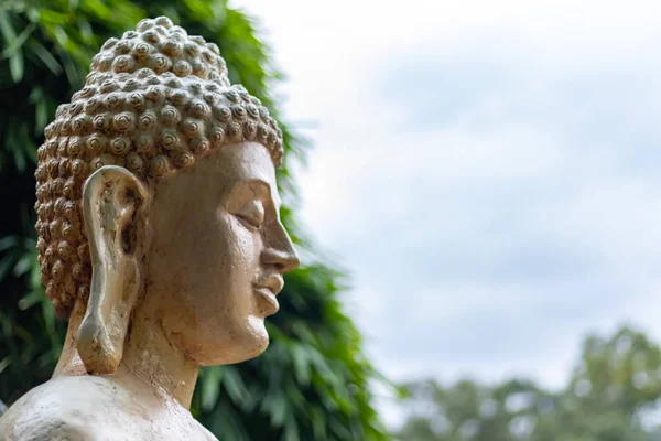 Buddha 'nın yüzüne yakın, arkasında güzel bir gökyüzü var. — Stok fotoğraf