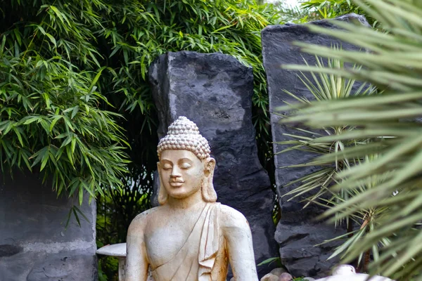 Arka planda siyah kayalar olan eşsiz Buda heykeli manzarası — Stok fotoğraf