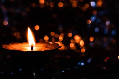 Yağ ve güzel bokeh ile aydınlatılmış pirinçten bir lambayı kapat.