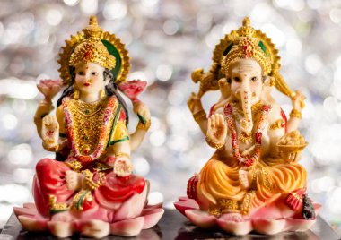 Ganesha & Lakshmi heykelleri ve Bokeh Backgrou ile Diwali konsepti