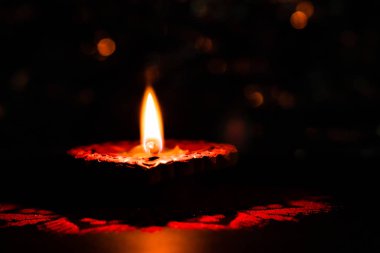 Diwali dekorasyon konsepti ortasında bir terracotta lambası var.