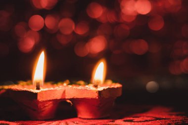 Deepawali kavramsal zekası için iki terracotta lambasının önünde.