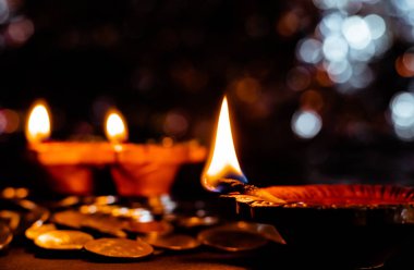 Diwali Dekoratio 'da parlayan dünyalı terracotta lambalarının yakın çekimi