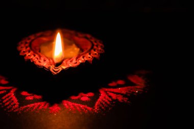 Siyah arkaplan ve el yapımı kil lambanın yüksek açılı görünümü