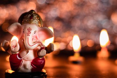 Ganesh Chaturthi 'deki Ganesha heykelinin içinde mumlar vardı. 