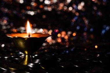 Bozuk paralar ve c ile parlayan bir lambanın düşük ışık fotoğrafı.