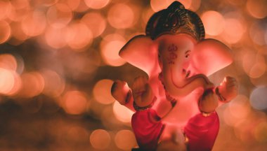 Lord Ganesha 'nın ön taraftaki yumuşak, hafif fotoğrafı.