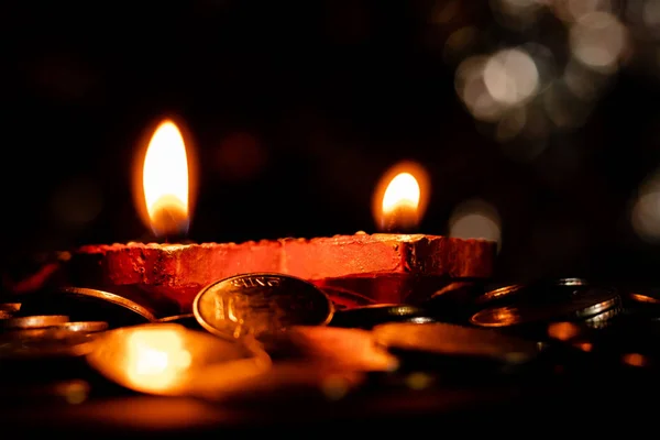 炎と輝くコインベロと2つの土灯の閉鎖 — ストック写真