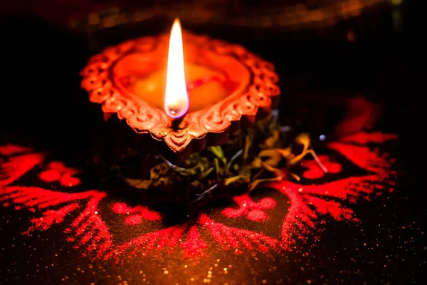 Geleneksel toprak lamba ve rangoli ile Diwali dekorasyonu.