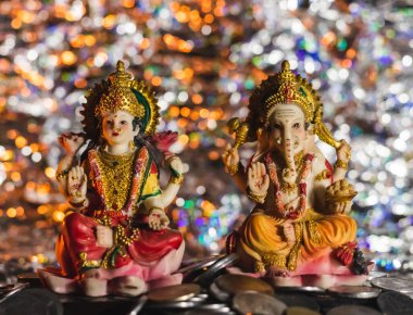 Diwali 'deki Ganesh Lakshmi heykellerinin güzel dekorasyonu