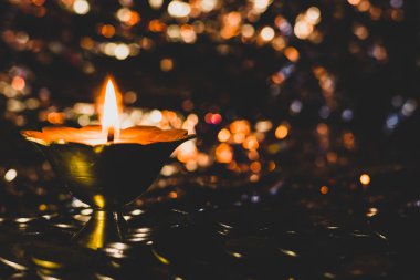 Diwali deco için karanlıkta parlayan bir lamba üzerinde matte etkisi