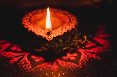 Deepawali tapınağında yağlı bir terracotta lambası.