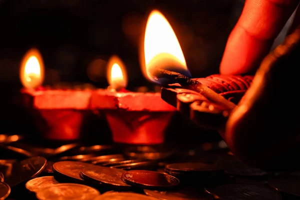 Mão Homem Segurando Uma Lâmpada Barro Brilhante Para Deepawali Decorati — Fotografia de Stock