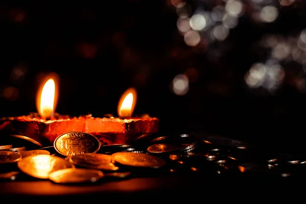 Meados Perto Tiro Duas Lâmpadas Terracota Moedas Para Diwali — Fotografia de Stock