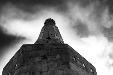 Tarihi anıtın dramatik siyah-beyaz görüntüsü unde