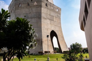 Benzersiz Fatah Burj ile çiçek açan ağaç bir mimari mucize.