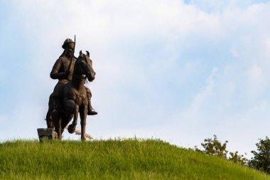 Sih savaşçısı Bhai Baaj Singh 'in at üzerindeki düşük açılı görüntüsü.