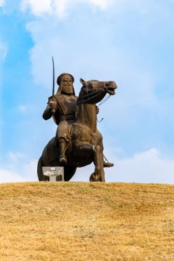 Sikh savaşçı heykeli at üstünde, gökyüzünde bir kılıç tutuyor. 